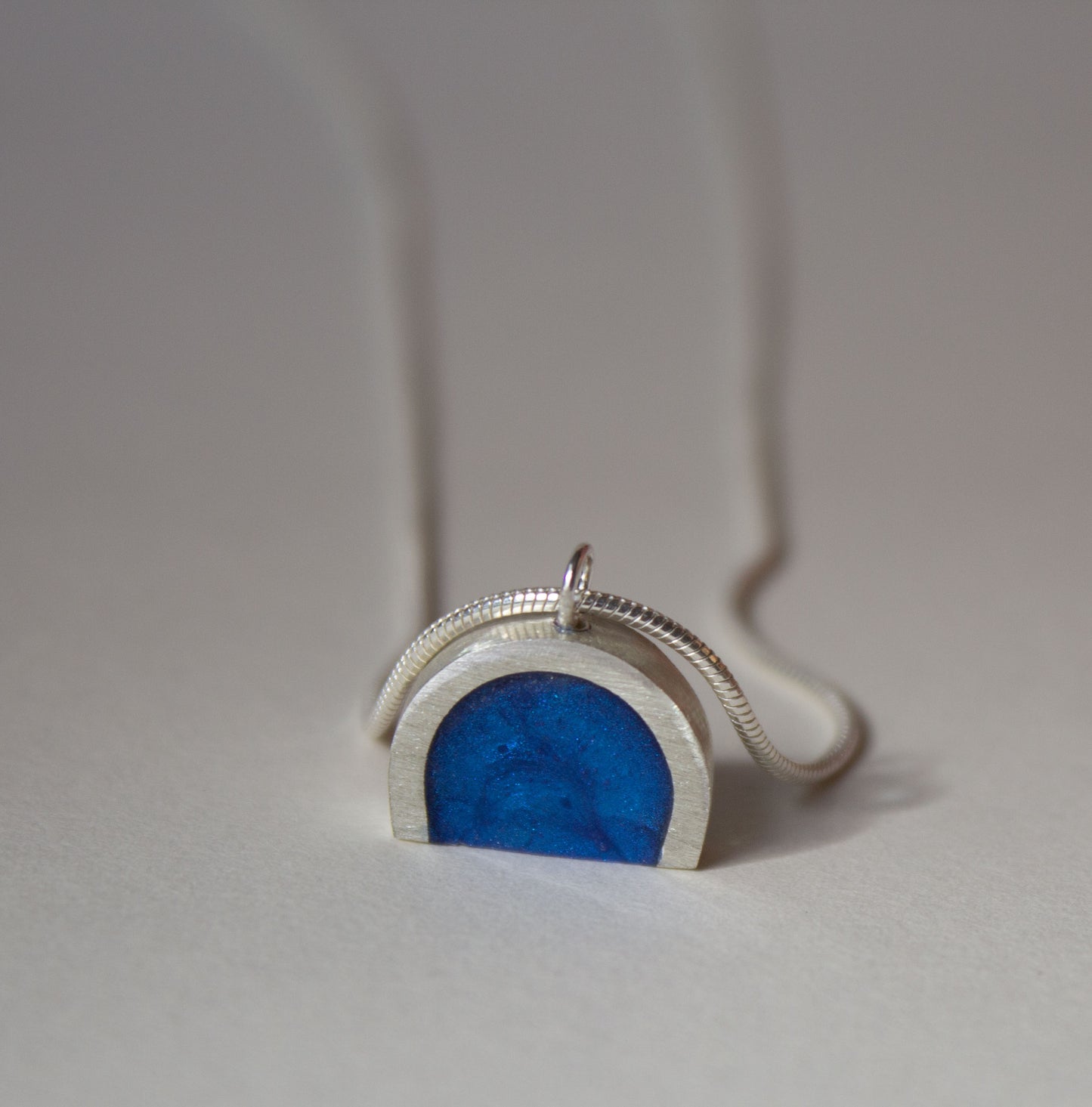 Resin deep arc necklace