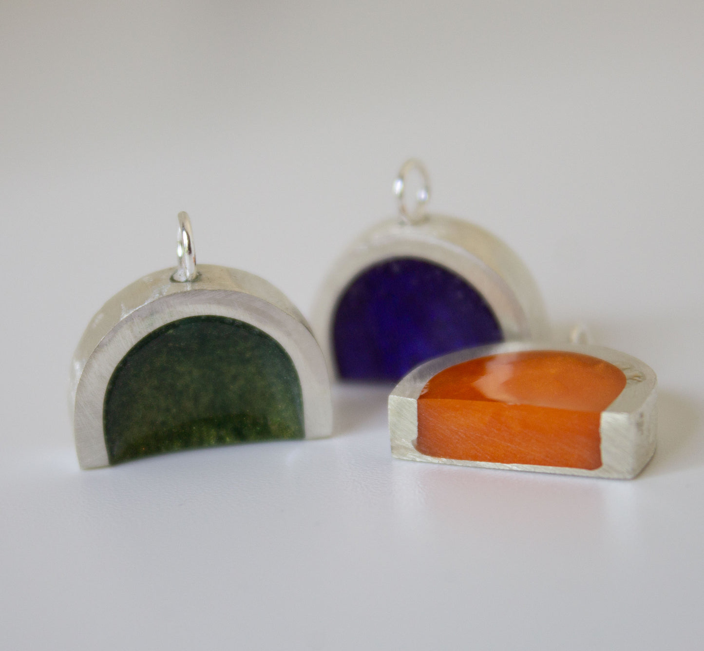 Resin deep arc necklace