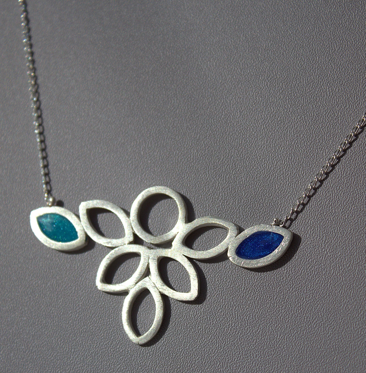 Graduated Contour necklace