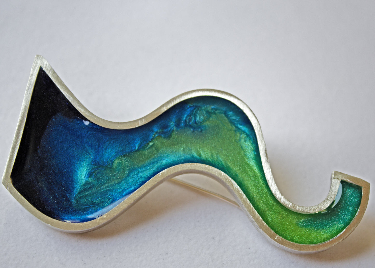 Wave brooch