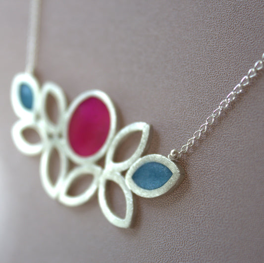 Contour large circle necklace
