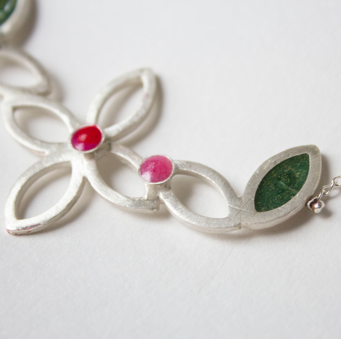 Horizontal Garland necklace - four leaf design
